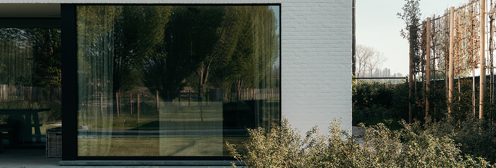 MasterPatio Coulissants, SlimLine 38 Fenêtres et SlimLine 38 HI Fenêtres - Villa avec toit de chaume et fenêtres au look acier situé à Sint-Niklaas, Belgique