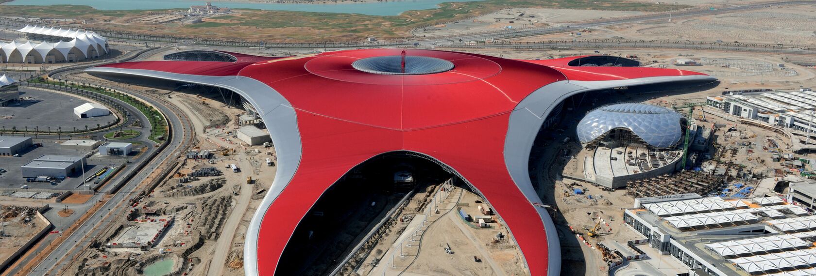 ConceptWall 86 Murs rideaux - Race track Ferrari World Abu Dhabi situé à Abu Dhabi, Émirats arabes unis