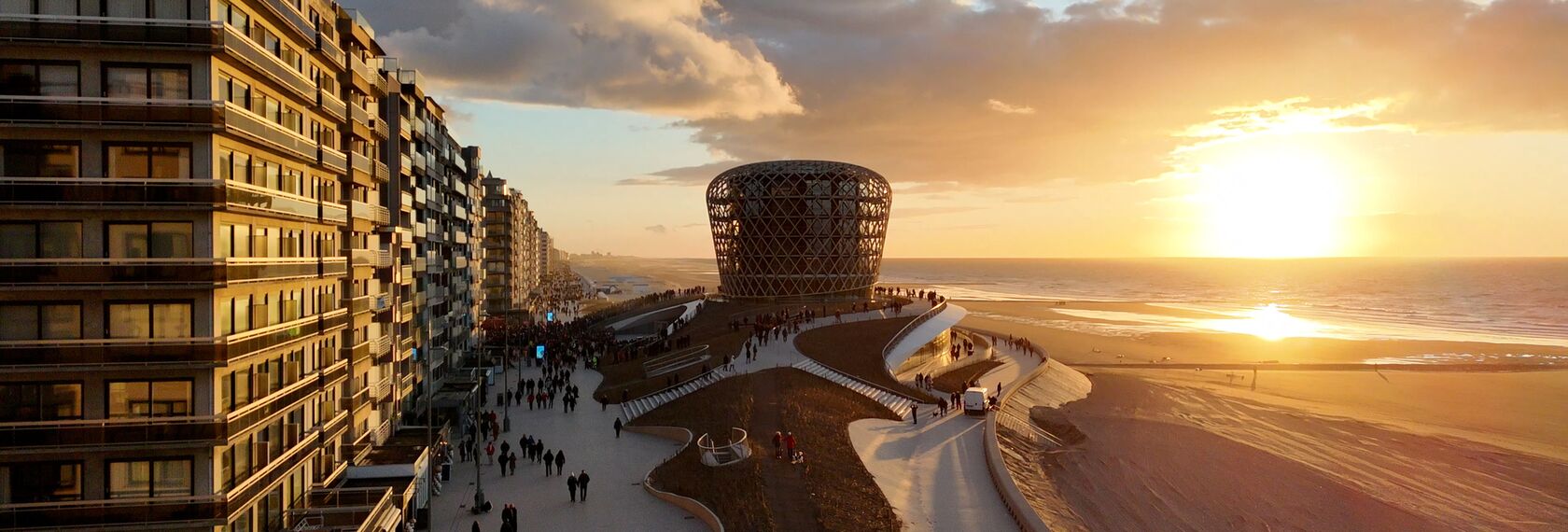 ConceptWall 50 Murs rideaux, MasterLine 8 Fenêtres, MasterLine 8 Portes et MasterPatio Coulissants - SILT : nouveau monument emblématique de la côte belge situé à Middelkerke, Belgique