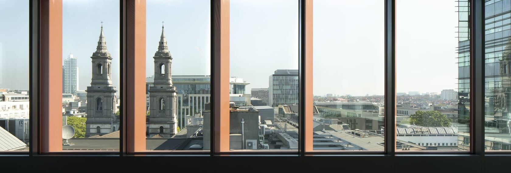 ConceptWall 50 Murs rideaux, MasterLine 8 Fenêtres, ConceptSystem 77 Portes et CS 77 Fire Proof Portes - Concept de façade expressif pour l’immeuble de bureaux Science 12 à Bruxelles situé à Brussels, Belgique