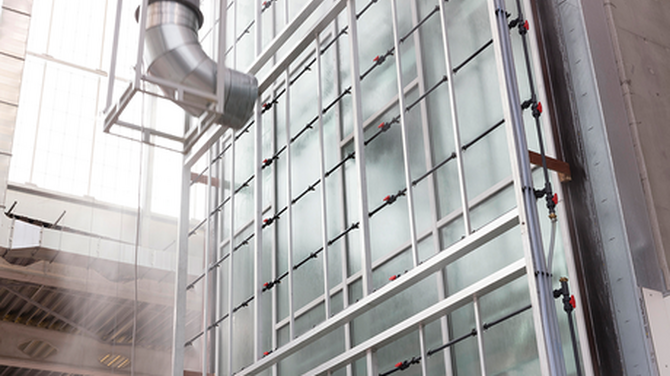 Test de l'eau sur les fenêtres dans le centre d'essai de Reynaers Aluminium