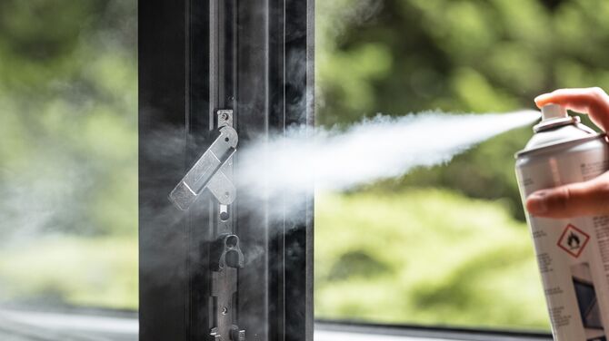 Une personne utilise Reynaers Aluminium Lubricant sur une fenêtre en aluminium