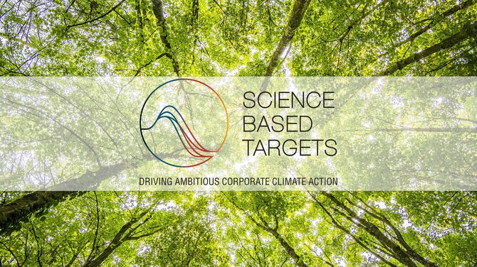 Le logo de l’initiative Science Based Targets devant la cime des arbres verts.