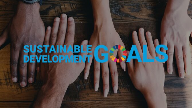 Logo des Objectifs de développement durable devant les mains tendues
