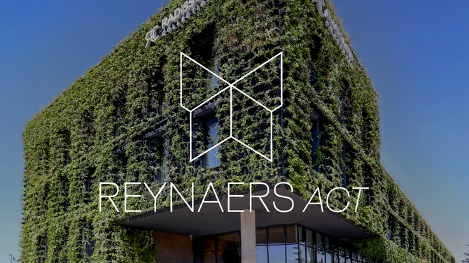 Logo Reynaers Act devant la façade du bâtiment écologique.