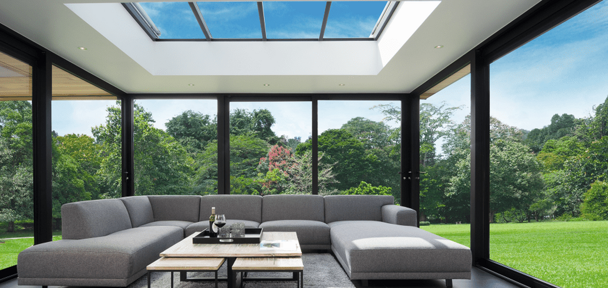 Veranda met zicht op groene omgeving 