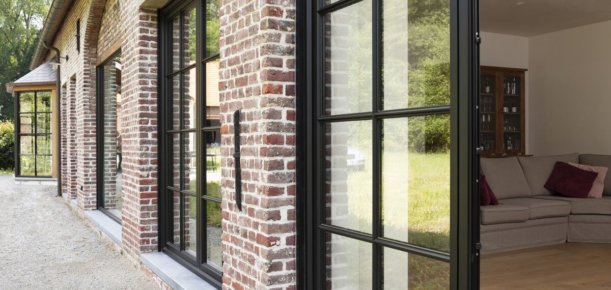 Achtergevel van landelijke villa met aluminum steellook ramen