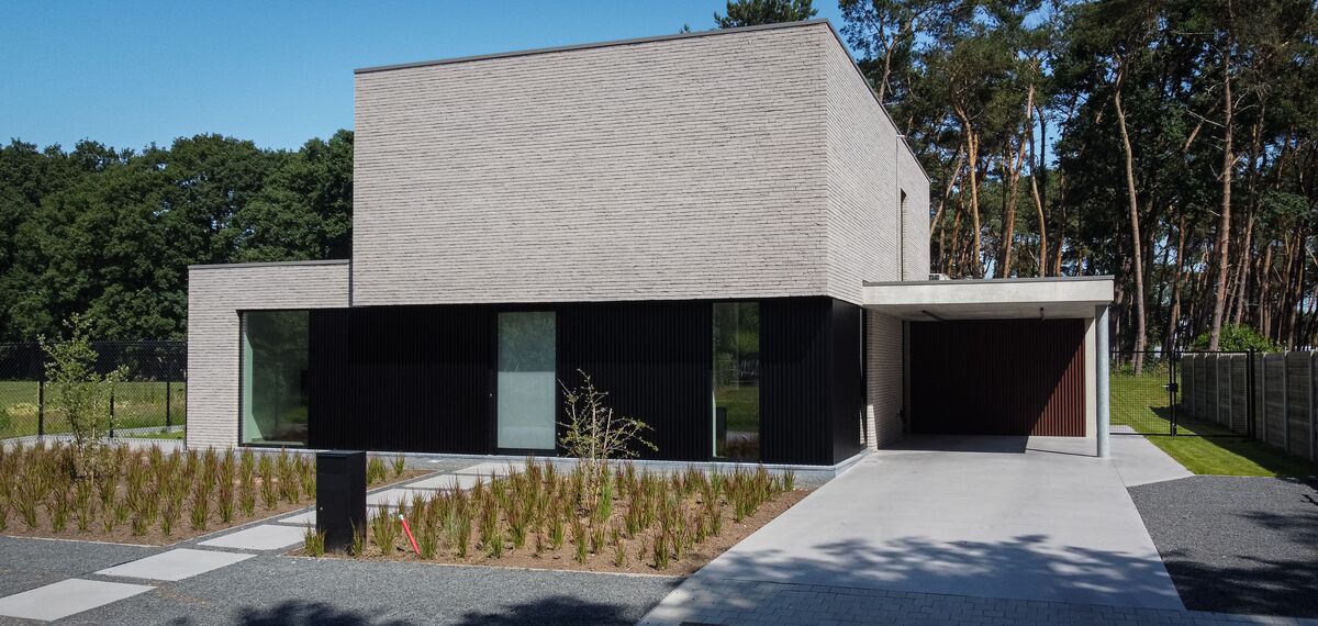 Moderne woning met Reynaers Aluminium ramen en voordeur