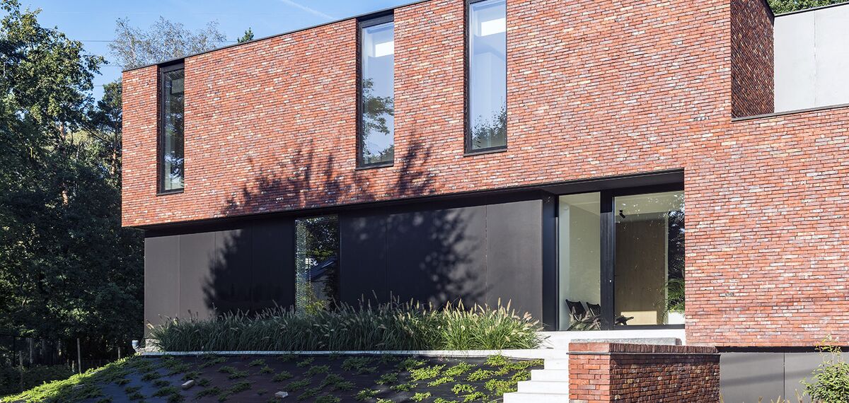 Moderne villa met aluminium ramen en deuren