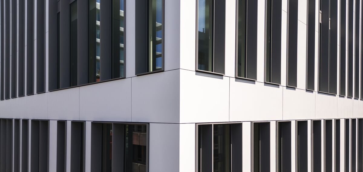 Gros plan de la façade vitrée