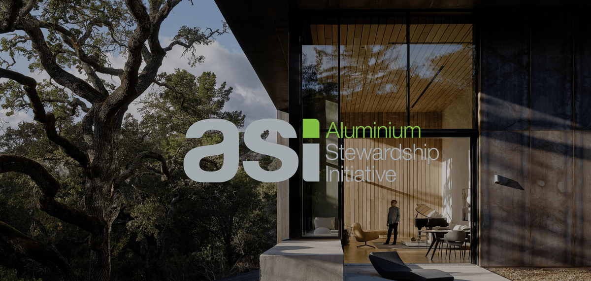Logo ASI devant une villa moderne dans une forêt.