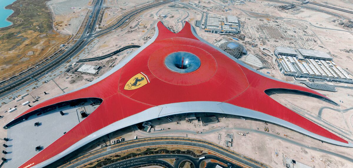 ConceptWall 86 Murs rideaux - Race track Ferrari World Abu Dhabi situé à Abu Dhabi, Émirats arabes unis
