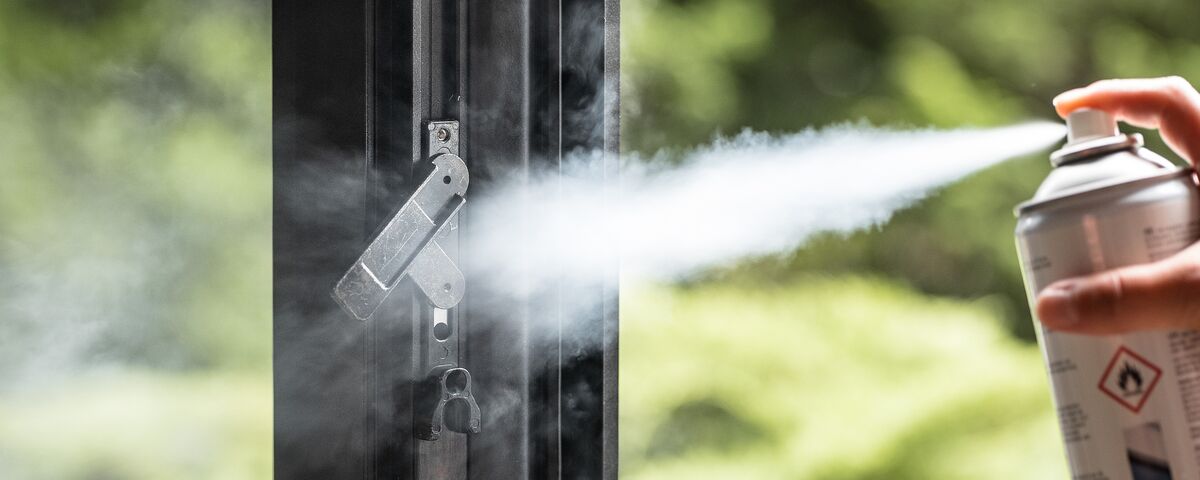 Une personne utilise Reynaers Aluminium Lubricant sur une fenêtre en aluminium