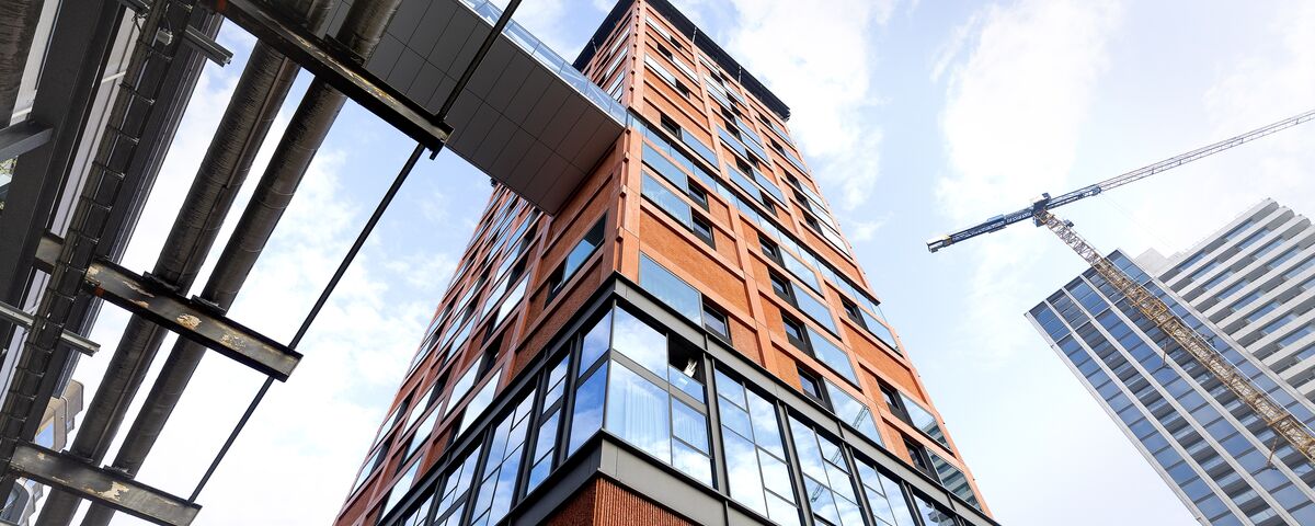 Vue inclinée d’un immeuble de grande hauteur orange.