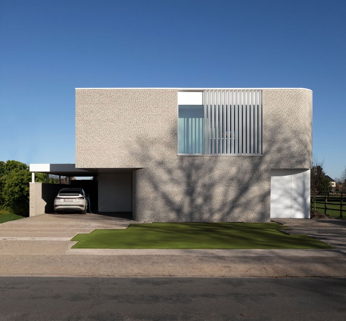 Moderne villa met wit Reynaers Aluminium schrijnwerk
