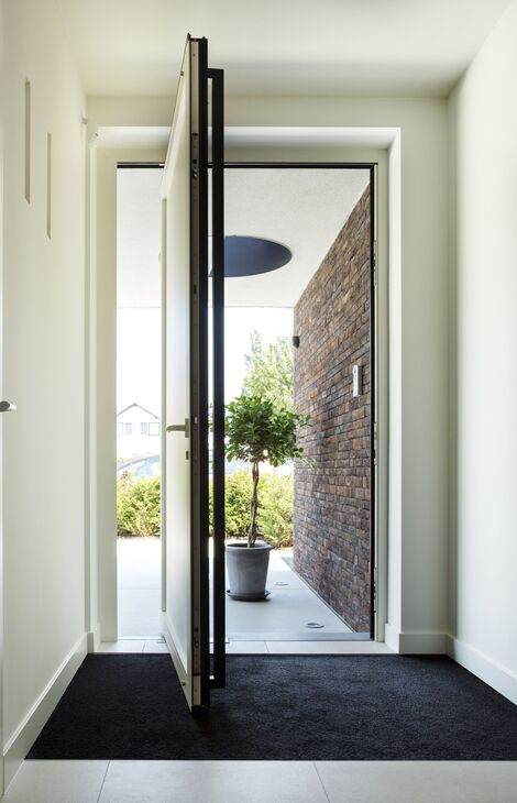 Openstaande aluminium pivot voordeur