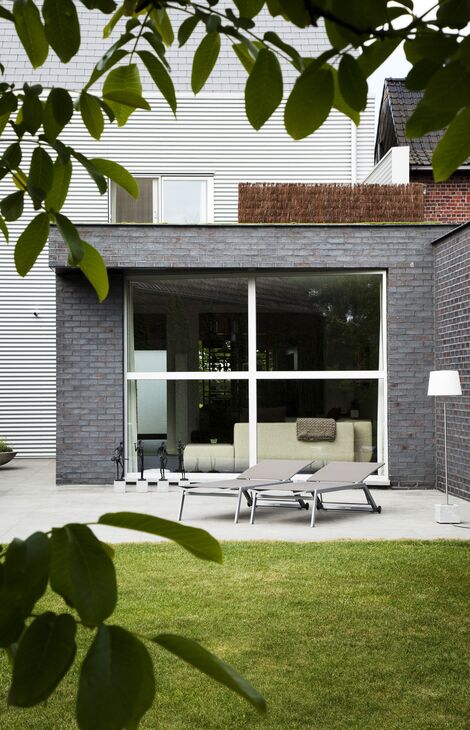 Maison moderne avec fenêtres en aluminium avec poutres transversales