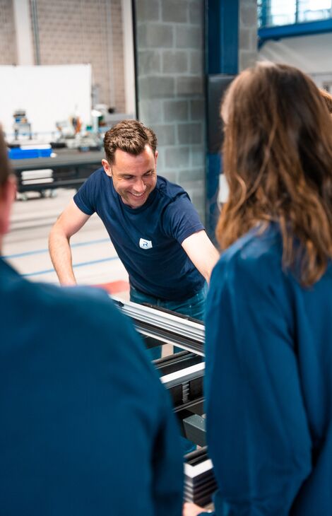 Reynaers vakmannen maken een raam