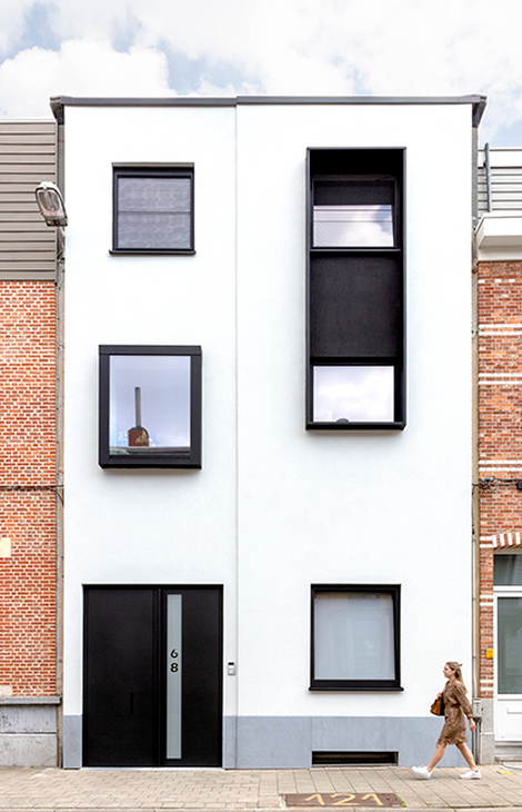 Rijhuis Deurne na verbouwing met gevelbepleistering en nieuwe aluminium ramen en deuren van Reynaers Aluminium