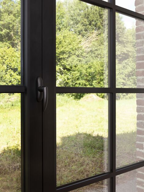 Close up van zwart SlimLine 38 raam van Reynaers Aluminium