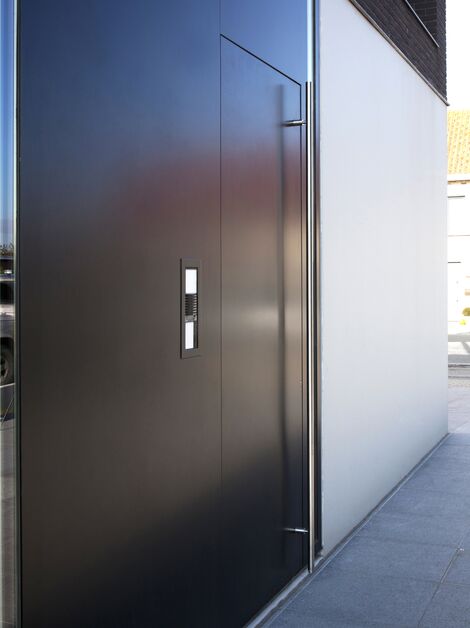 Moderne zwarte aluminium voordeur