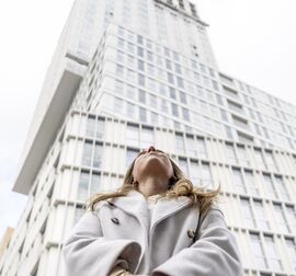 femme regardant devant un immeuble de grande hauteur