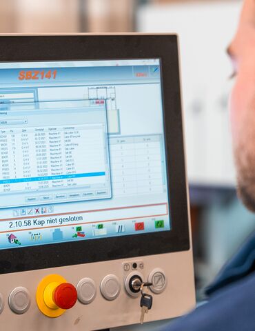 Reynaers Aluminium operator looking at the CNC machine module of ReynaPro.