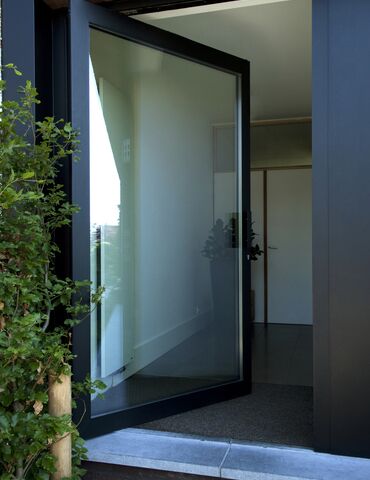 Openstaande aluminium pivot voordeur