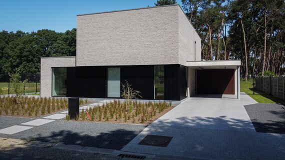 Moderne woning met Reynaers Aluminium ramen en voordeur