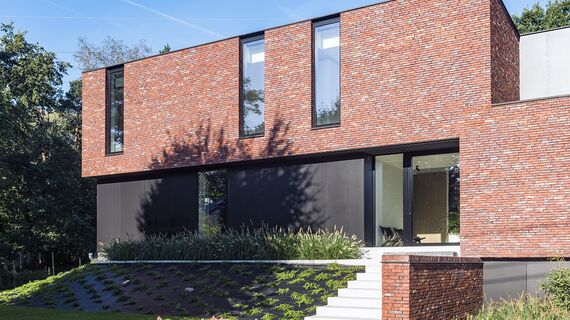 Moderne villa met aluminium ramen en deuren