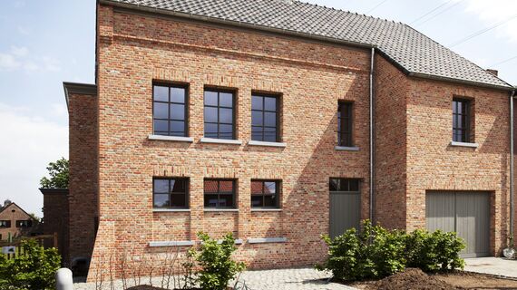 Landelijke woning met aluminium ramen en voordeur