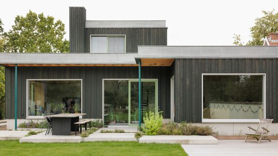 MasterLine 8 Fenêtres, MasterLine 8 Portes et ConceptPatio 130 Coulissants - Bungalow des années 60 au caractère affirmé avec des fenêtres vert mousse situé à Brugge, Belgique