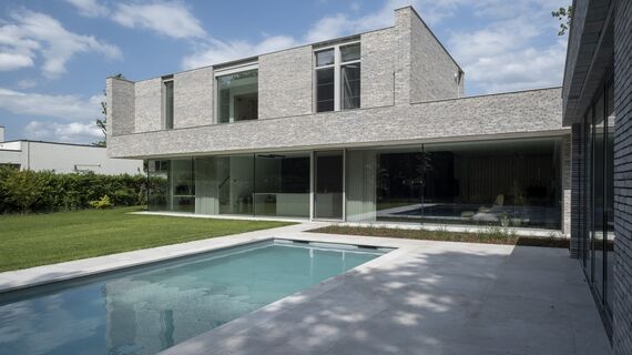 Maison contemporaine avec des fenêtres Reynaers Aluminium