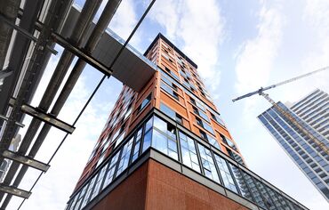 Vue inclinée d’un immeuble de grande hauteur orange.