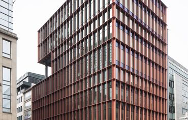 ConceptWall 50 Murs rideaux, MasterLine 8 Fenêtres, ConceptSystem 77 Portes et CS 77 Fire Proof Portes - Concept de façade expressif pour l’immeuble de bureaux Science 12 à Bruxelles situé à Brussels, Belgique