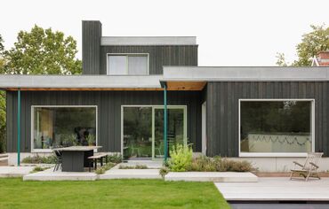 MasterLine 8 Fenêtres, MasterLine 8 Portes et ConceptPatio 130 Coulissants - Bungalow des années 60 au caractère affirmé avec des fenêtres vert mousse situé à Brugge, Belgique