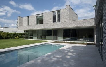 Maison contemporaine avec des fenêtres Reynaers Aluminium